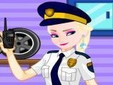 Elsa limpar carro da polícia