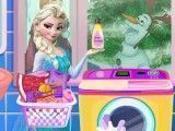 Elsa lavar roupas sujas