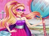 Super Barbie limpar banheiro
