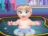 Bebê Elsa no banho