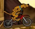 Scooby Doo apostando corrida de bicicleta com a múmia