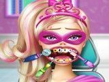 Cuidar dos dentes da Super Barbie