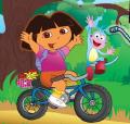 Dora aventureira andando de bike