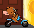 Jerry pilotando a moto para pegar os queijos